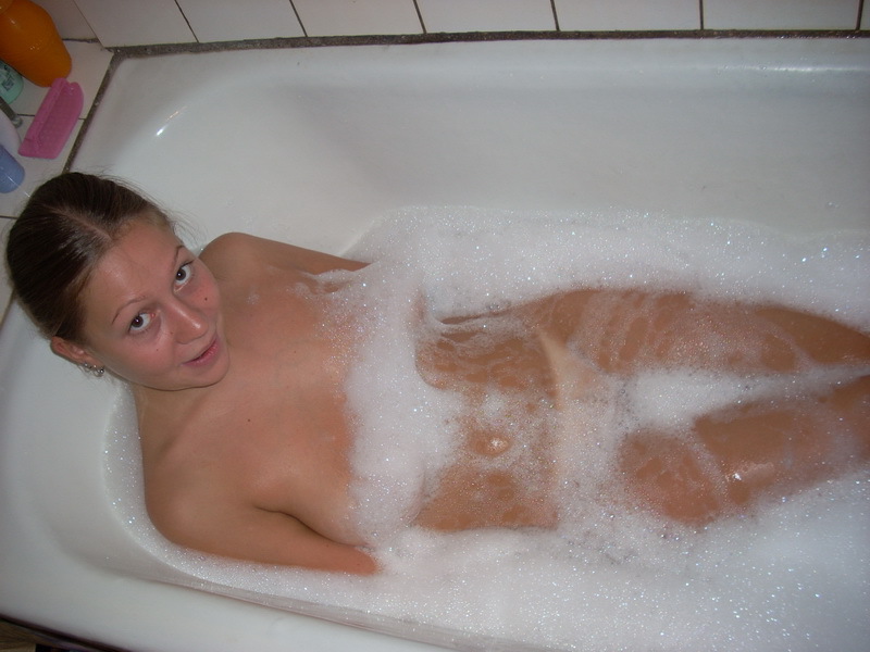 Голая студентка нанесла пену для ванны на упругий бюст