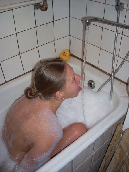 Голая студентка нанесла пену для ванны на упругий бюст