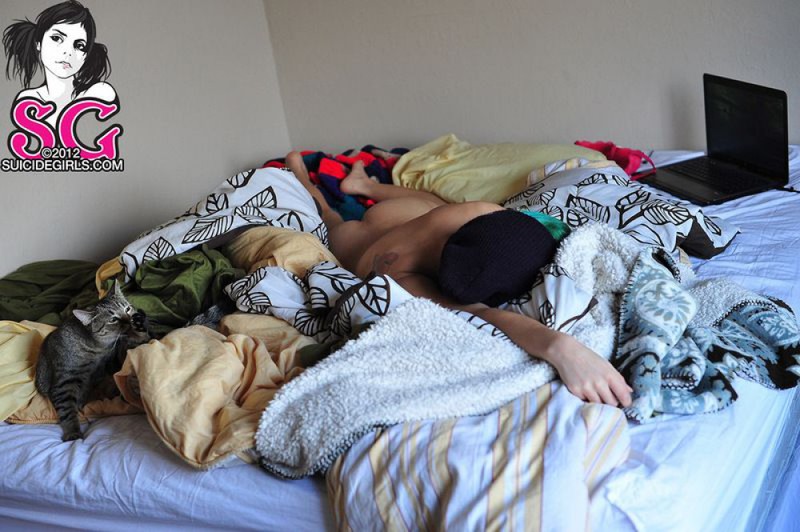 Стройная азиатская студентка голышом на кровати