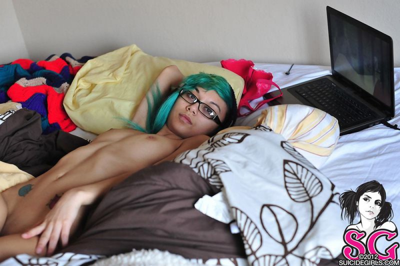 Стройная азиатская студентка голышом на кровати