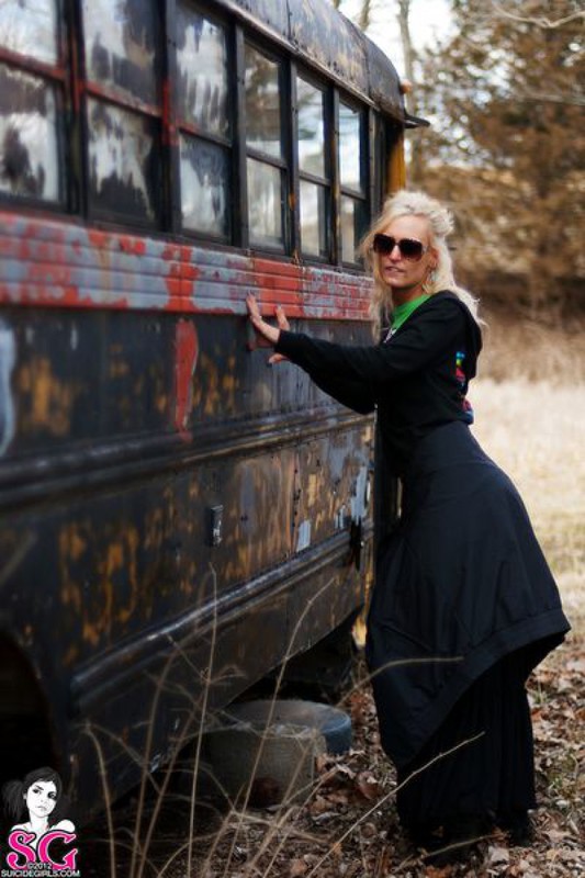Блондинка с тату на всю спину разделась в старом автобусе