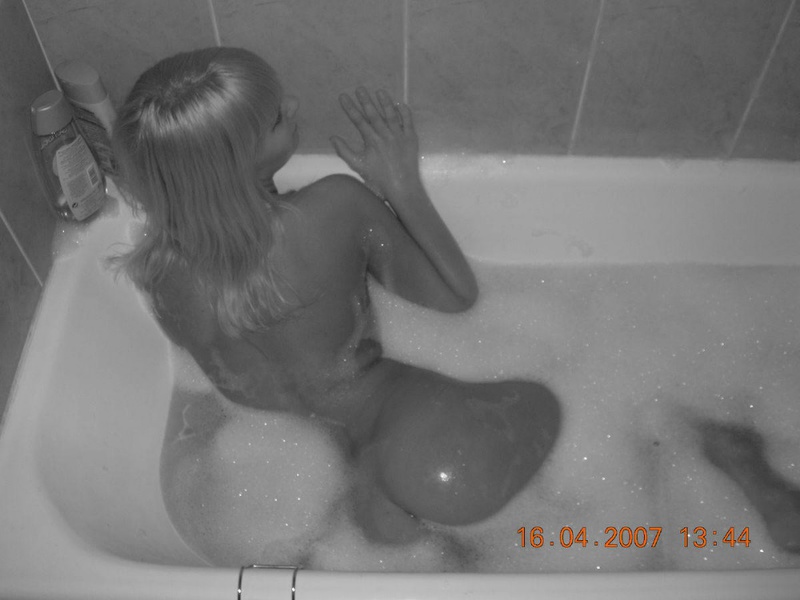 Блондинка голышом сверкает в ванной пикантными местами