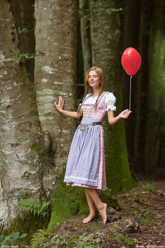 Модель с воздушным шариком разделась у дерева в лесу