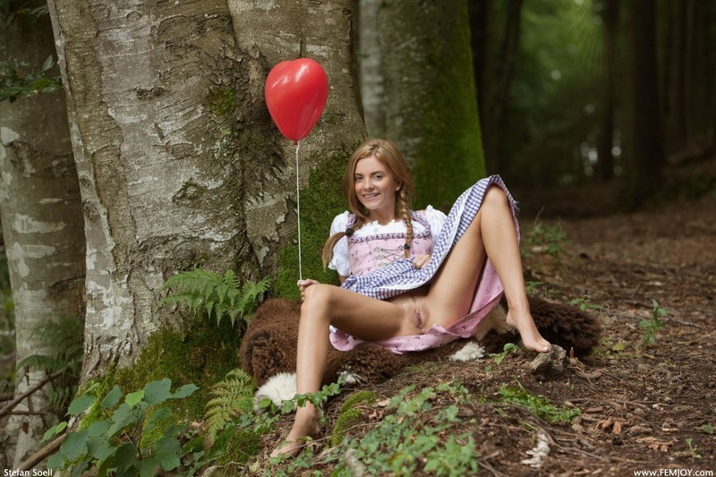 Модель с воздушным шариком разделась у дерева в лесу