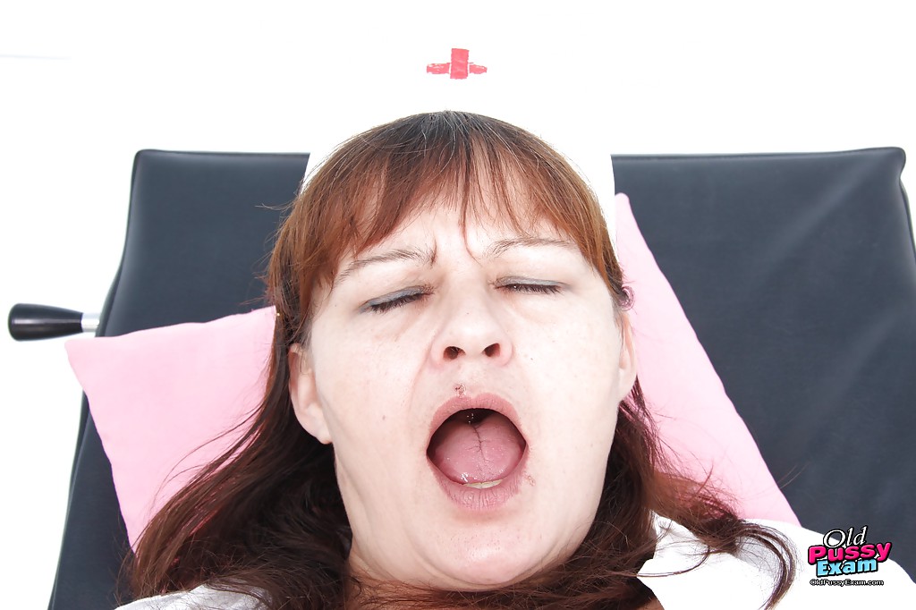 Зрелая медсестра мастурбирует на смотровом кресле