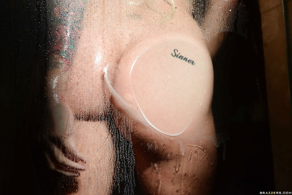 Голая девушка купается в душе за стеклянной стеной