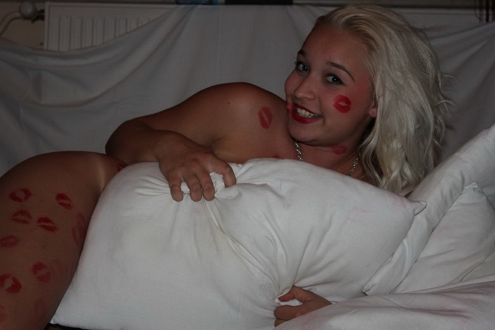 Зацелованная блондинка в нижнем белье на кровати
