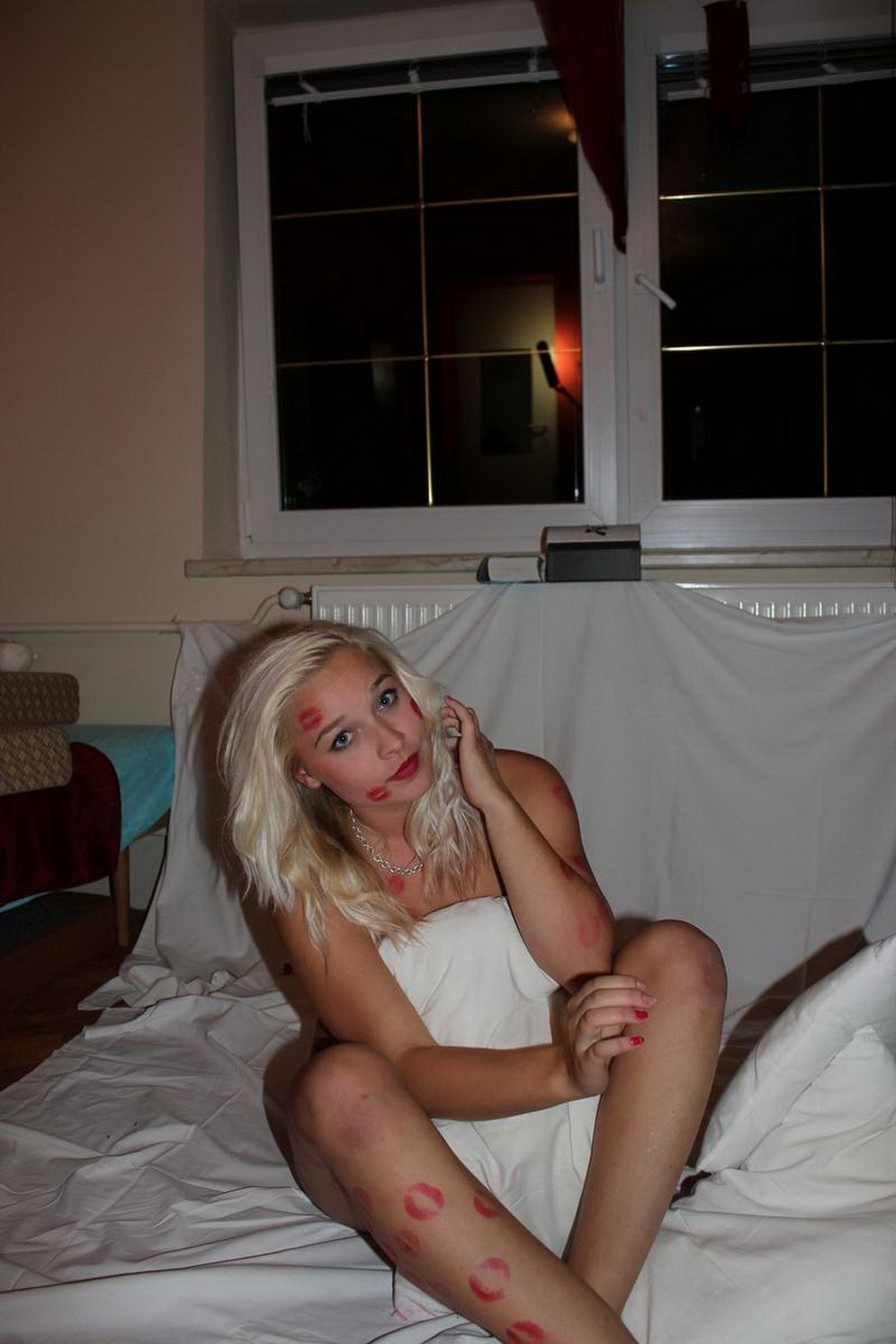 Зацелованная блондинка в нижнем белье на кровати