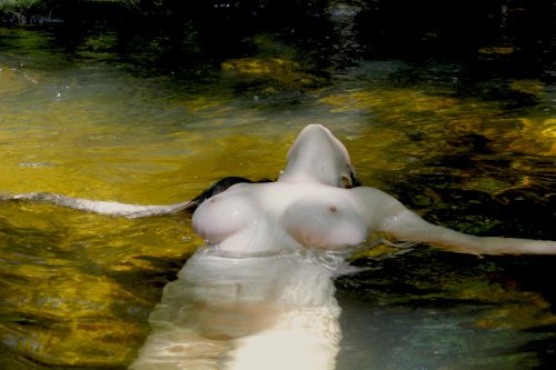 Подборка голых дамочек в воде
