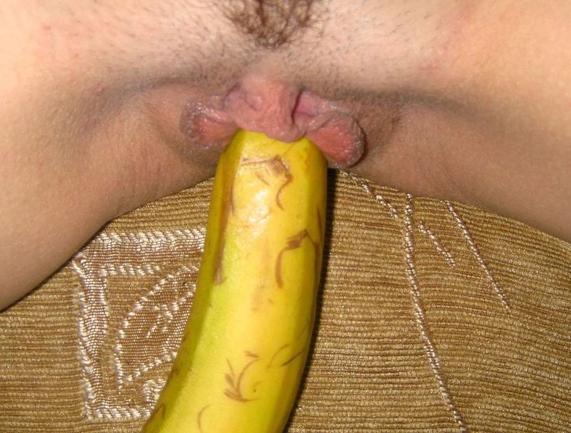 Брюнетка с волосатым лобком пялит себя бананом в вагину